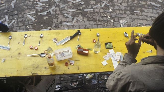 Consumo de heroína no Parque Platzspitz em Zurique