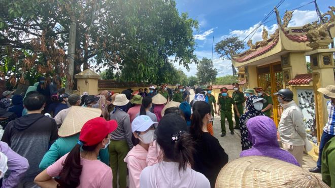 Người dân phía bên ngoài nghĩa trang tới tiễn đưa quân nhân Trần Đức Đô