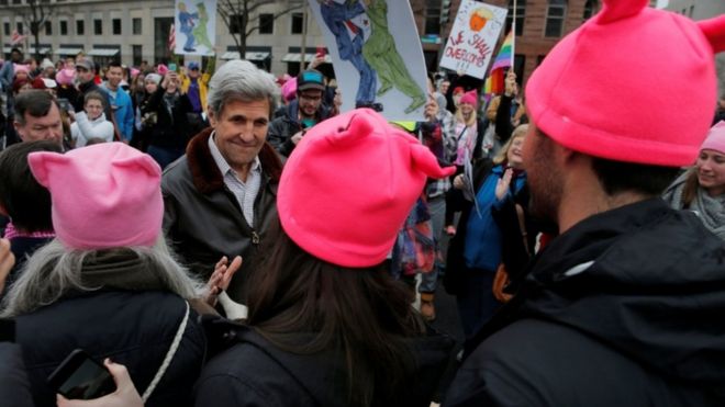 Бывший госсекретарь Джон Керри присоединяется к митингу в Вашингтоне