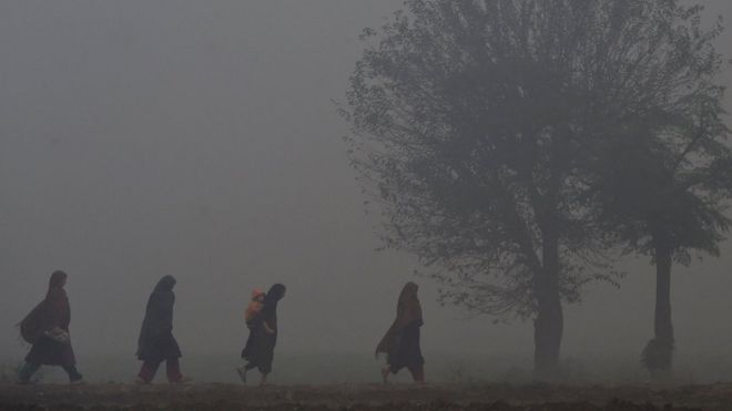 Женщины, идущие сквозь туман в Лахоре, 2016