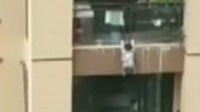 بالفيديو: لحظة سقوط طفل صيني من الدور السادس