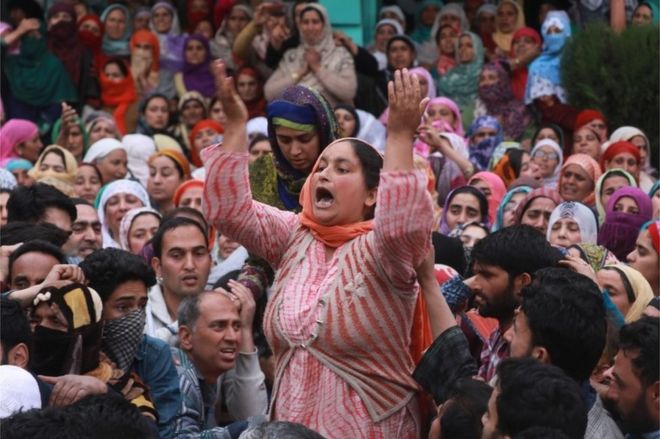 Кашмирские женщины-мусульманки скорбят во время похоронной процессии доцента, ставшего военным доктором Мухаммадом Рафи Бхатом во время его похоронной процессии в Гандербале, примерно в 35 километрах к северо-западу от Сринагара, летней столицы индийского Кашмира, 6 мая 2018 года