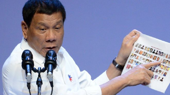 Duterte eliyle gösteriyor