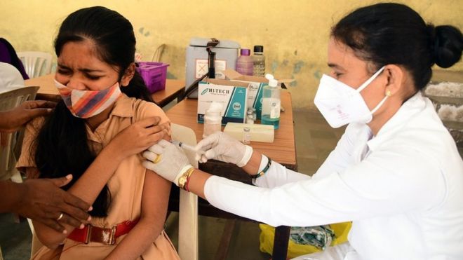 भारत में 3 जनवरी से 15 से 18 वर्ष के किशोरों को भी वैक्सीन दिया जाने लगा है