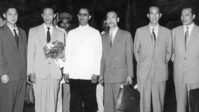 Ông Hoàng Văn Hoang (thứ nhì từ trái sang) lãnh đạo phái đoàn Việt Minh đứng cạnh Thứ trưởng Ấn Độ KG Mathur tại Dehli năm 1954