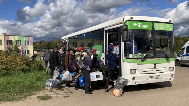 Мигрантов выселяют из общежития в Бужанинове