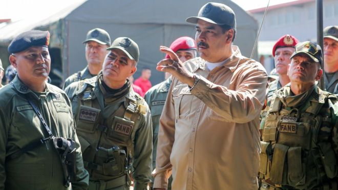 На фотографии из Miraflores Press изображен президент Венесуэлы Николас Мадуро, который ведет военные учения в Каракасе, Венесуэла, 27 января 2019 года