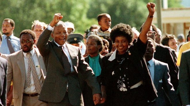 Лидер АНК Нельсон Мандела и его жена Винни поднимают кулаки после освобождения из тюрьмы Виктора Верстера 11 февраля 1990 года в Паарле