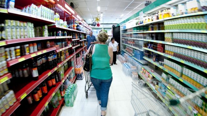 Consumidores em supermercado, em foto de arquivo