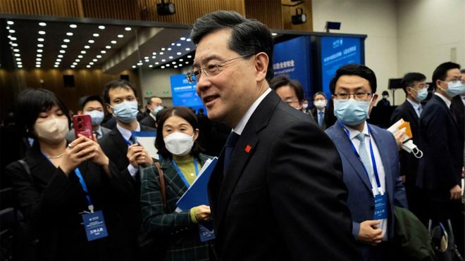 在中国领导人习近平提拔秦刚担任中国外交部长仅半年多后，这名中国近半世纪以来最年轻的外交部长突然被免职。