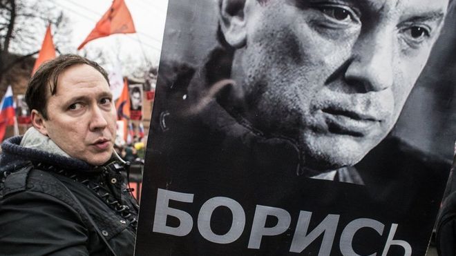 Una persona porta una pancarta con la foto de Boris Nemtsov en una manifestación