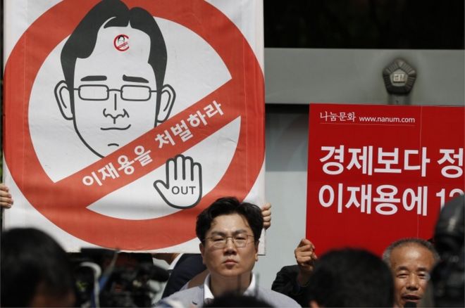 Южнокорейские протестующие выкрикивают лозунги против наследника Samsung Ли Чже Ёна перед центральным окружным судом Сеула в Сеуле, Южная Корея, 25 августа 2017 года