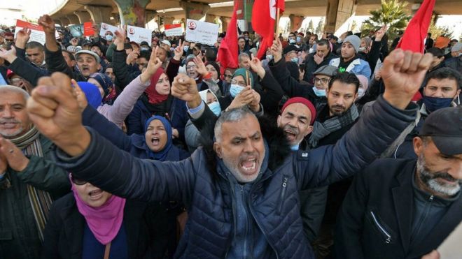 متظاهرون في العاصمة التونسية اليوم الجمعة