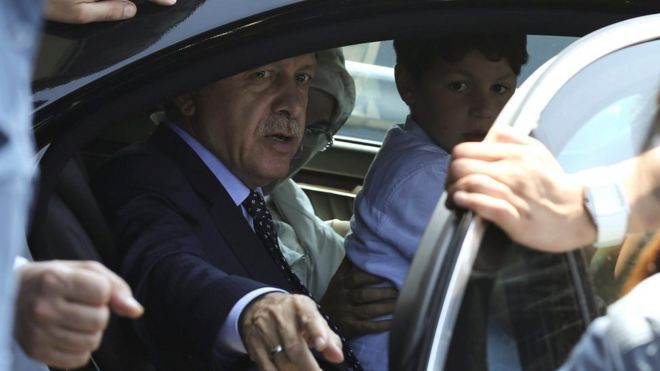 Президент Турции Тайип Эрдоган сидит в машине с членами семьи в аэропорту Стамбула
