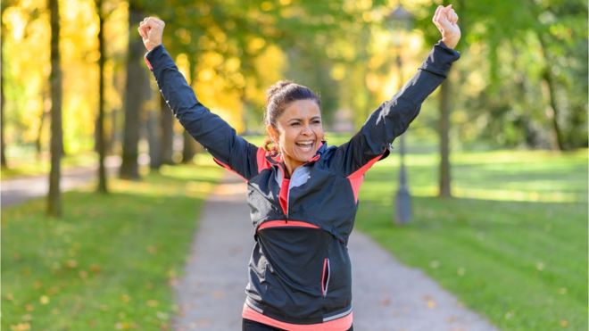 Mujer celebrando despuÃ©s de hacer ejercicio