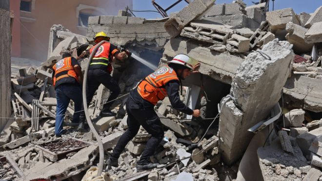عمال إنقاذ يبحثون عن ضحايا عقب غارة إسرائيلية على قطاع غزة