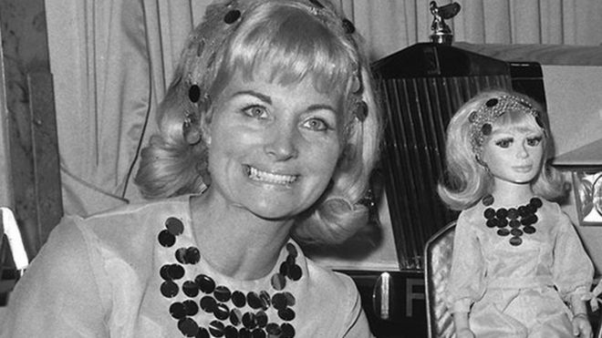 Джерри Андерсон и его жена Сильвия в отеле Dorchester, Парк-Лейн, Лондон, с серебряной медалью Общественного телевидения, врученной Thunderbirds в 1966 году