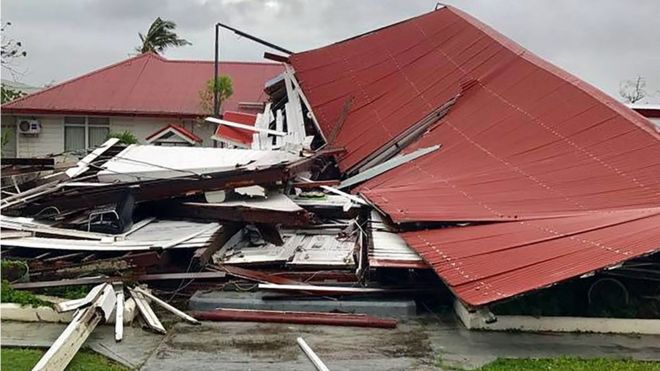 Поврежденное здание в здании парламента в столице Тонги Нукуалофе после того, как циклон Гита обрушился на страну.