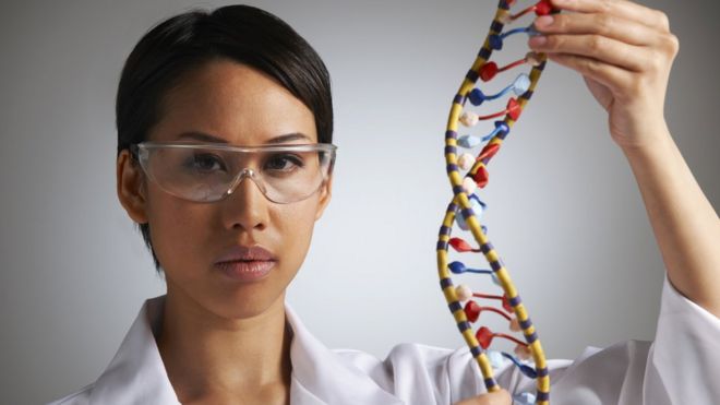 Mujer joven con secuencia figura del genoma humano.