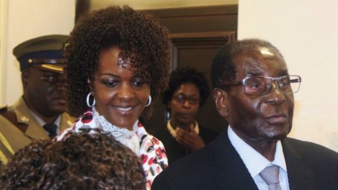 Президент Роберт Мугабе и его жена Грейс прибывают на заседание Политбюро Зану-ПФ в штаб-квартире партии в Хараре, Зимбабве (15 февраля 2017 года)