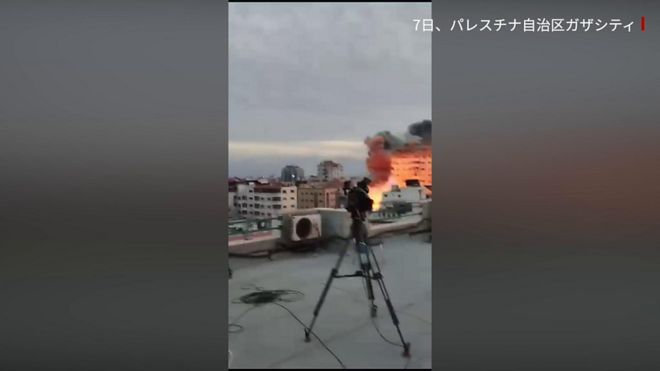 ガザ地区のビルにミサイル直撃、BBCが撮影中の近く