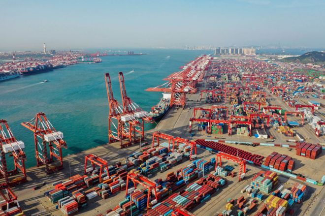 Вид с воздуха на штабелированные контейнеры в порту Циндао 28 мая 2019 года в Циндао