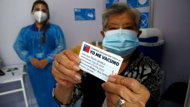 Mujer tras ser vacunada en Chile.