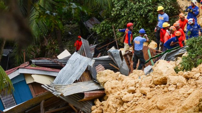 Спасиоци копају по рушевинама у потрази за преживелима