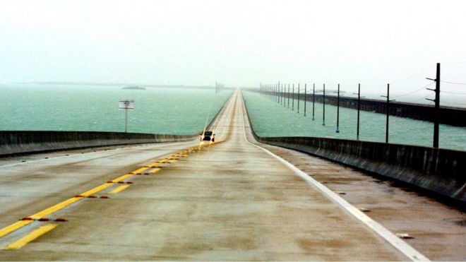 Автомобиль едет по семимильному мосту в 2001 году