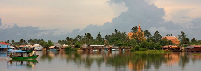 Вид на берег реки в Кампоте, Камбоджа