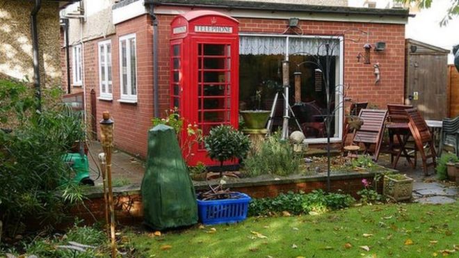 Телефонная будка в саду