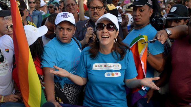 Мариела Кастро (С), дочь бывшего президента Кубы Рауля Кастро, принимает участие в гей-параде во время празднования дня против гомофобии и трансфобии в Гаване, 12 мая 2018 года