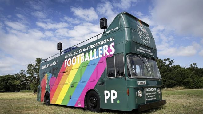 Пустой автобус Paddy Power для футболистов-геев