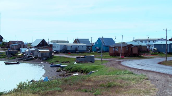 Отдаленная деревня Туктояктук на северо-западных территориях Канады