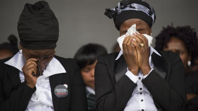 16 августа 2014 года в Марикане вдовы плачут во время церемонии в память о шахтерах, которые были застрелены южноафриканской полицией во время жестокой волны забастовок два года назад.