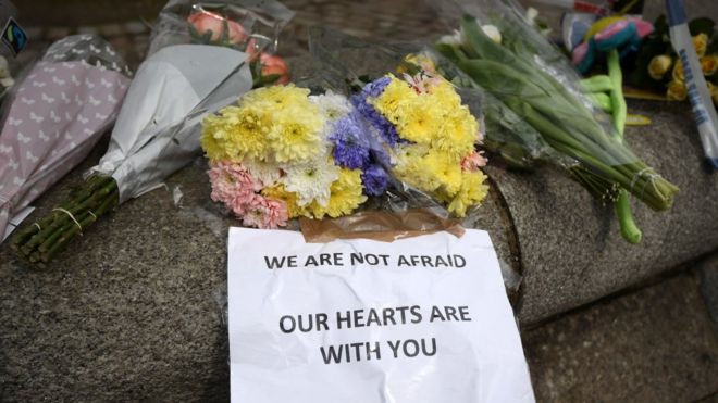 В Лондоне оставлены цветочные дани в память о жертвах