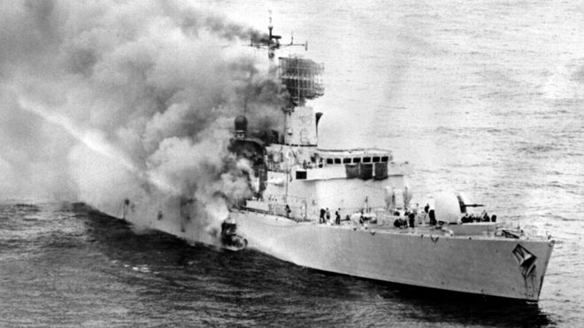 Дым льет от HMS Sheffield в 1982 году