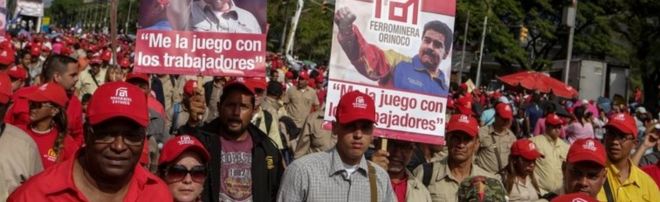 Сторонники правительства президента Венесуэлы Николаса Мадуро принимают участие в демонстрации в Каракасе, Венесуэла, 1 мая 2017 года.