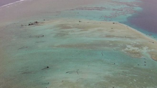 Остатки одного из шести частично эродированных островов нации Соломоновых Островов, показанные на этой фотографии, сделанной в октябре 2013 года
