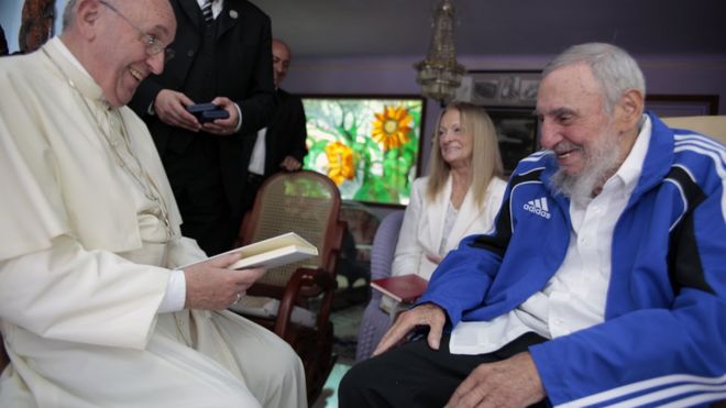 Папа Фрэнсис изображен с кубинским Фиделем Кастро 20 сентября 2015 года
