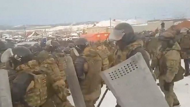 Силовики у здания Баймакского суда Башкортостана