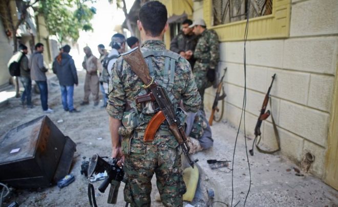 Боевики YPG, изображенные на улице в осажденном сирийском приграничном городе в ноябре 2014 года