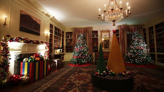 Праздничные украшения видны в библиотеке Белого дома 29 ноября 2016 года в Вашингтоне, округ Колумбия