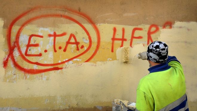 Un obrero municipal pinta sobre un grafiti de ETA en Gernika, en la Comunidad Autónoma del País Vasco, España.