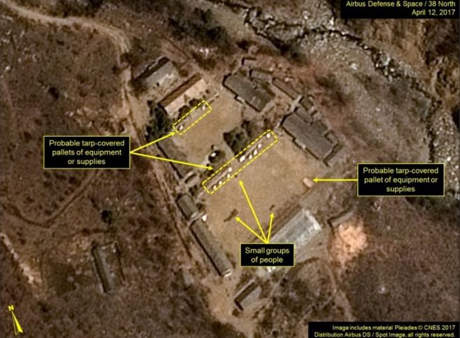 На этом раздаточном снимке, полученном 13 апреля 2017 года от французского космического агентства Centre national d'etudes spatiales (CNE - Национальный центр космических исследований), Airbus Defense and Space и аналитической группы 38 North, показано спутниковое изображение, сделанное 12 апреля 2017 года. ядерного полигона в Северной Корее,