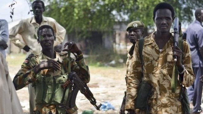 На этой фотографии, сделанной в среду, 24 июня 2015 года, правительственные солдаты Южного Судана патрулируют город Бентиу, Южный Судан
