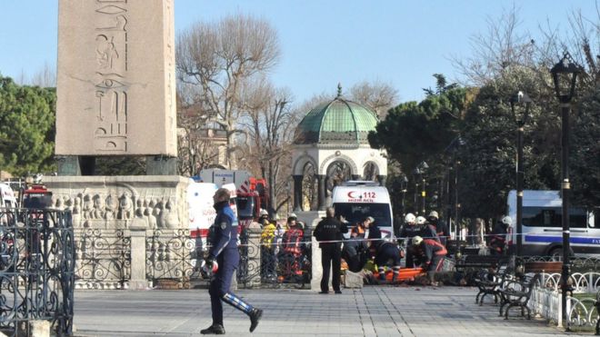 Медработники несут трупы после взрыва возле Голубой мечети в районе Султанахмет в центре Стамбула