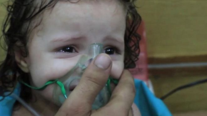 В сирийском городе Алеппо многие жители были доставлены в больницы с симптомами отравления газом хлор.