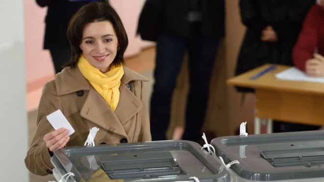 Кандидат в президенты Молдовы Майя Санду проголосовала на избирательном участке в Кишиневе, 13 ноября 2016 года.