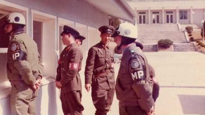 Американские и северокорейские охранники стоят бок о бок в JSA на DMZ в Корее, 1976 г.